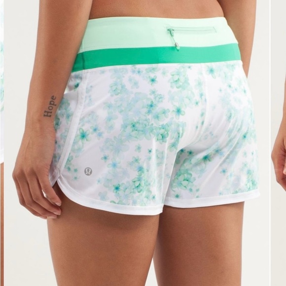 Lululemon Groovy Run Short
Frangipani Very Green / Very Green / Fresh Teal - Picture 1 of 9